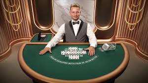 Tampilan meja casino virtual dengan kartu remi dan chip taruhan